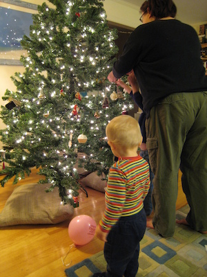 Tim, Cole and Xine decorating the tree (12-11-2006 18:42)