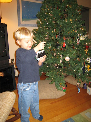Tim decorating the tree (12-11-2006 18:42)