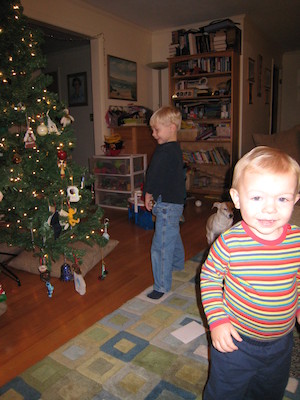 Tim and Cole decorating the tree (12-11-2006 18:43)