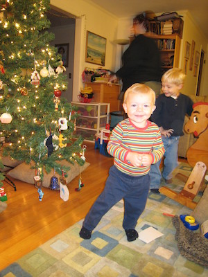 Tim and Cole decorating the tree (12-11-2006 18:43)