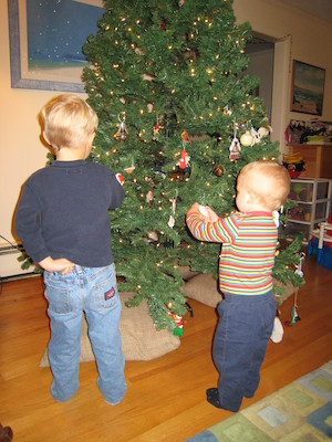 Tim and Cole decorating the tree (12-11-2006 18:44)