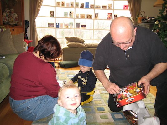 Xine, Cole, Tim and Poppy opening presents (12-24-2006 10:48)
