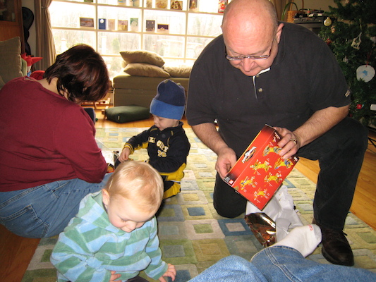 Xine, Cole, Tim and Poppy opening presents (12-24-2006 10:48)