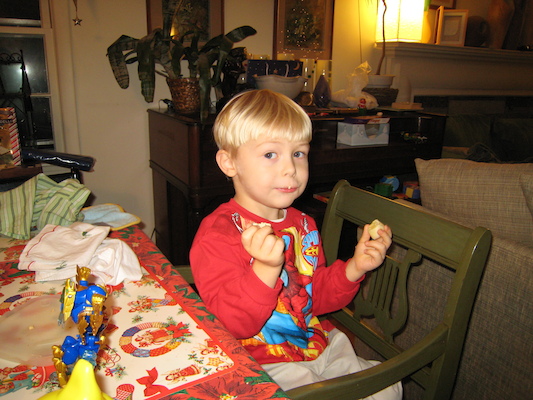 Tim eating in his new Spiderman shirt (12-24-2006 17:23)