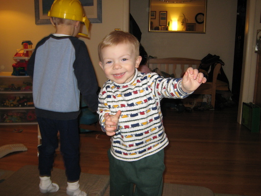 Cole dancing, Tim in the background (02-04-2007 17:15)