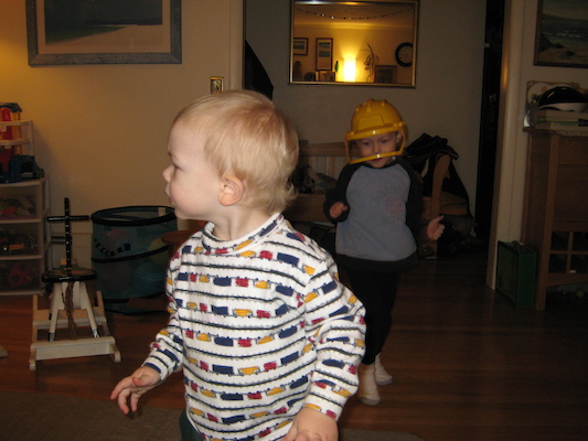 Cole dancing, Tim watching (02-04-2007 17:15)