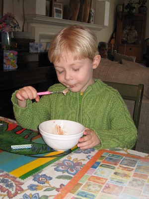 Tim eating cake (03-02-2007 12:06)