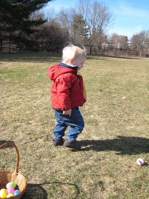 Cole getting Easter eggs (03-31-2007 10:05)