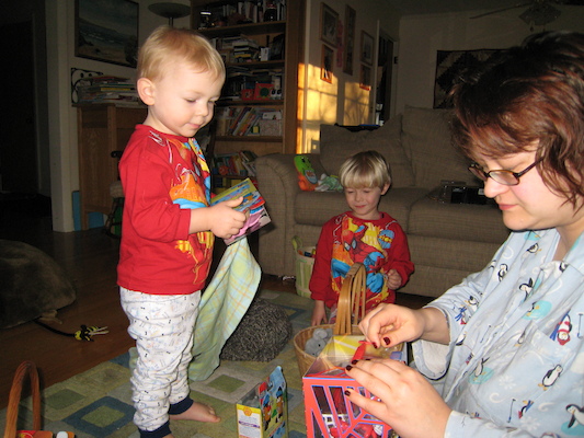 Cole, Tim and Xine open Easter presents (04-08-2007 07:01)