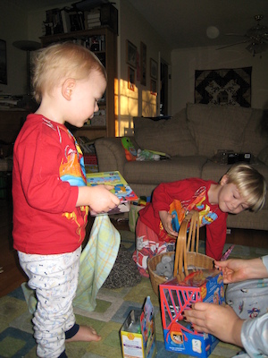 Cole, Tim and Xine open Easter presents (04-08-2007 07:01)