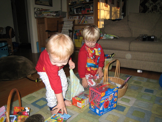 Cole, Tim and Xine open Easter presents (04-08-2007 07:01)