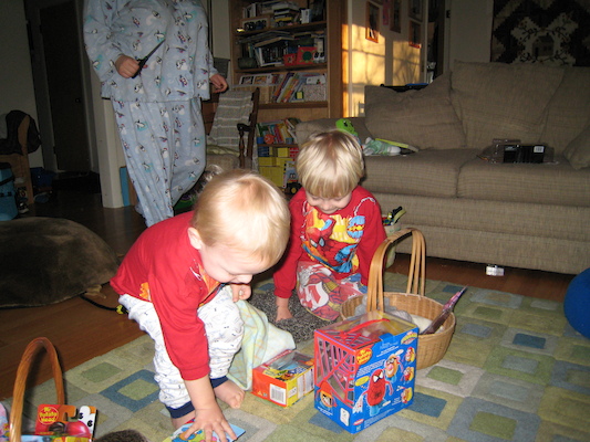 Cole, Tim and Xine open Easter presents (04-08-2007 07:01)