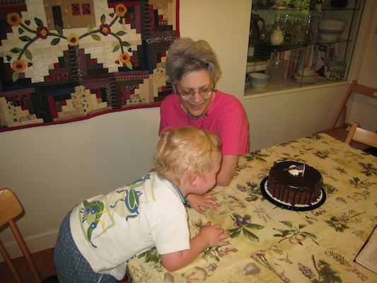 Cole and Nea looking at the cake (05-24-2007 17:17)