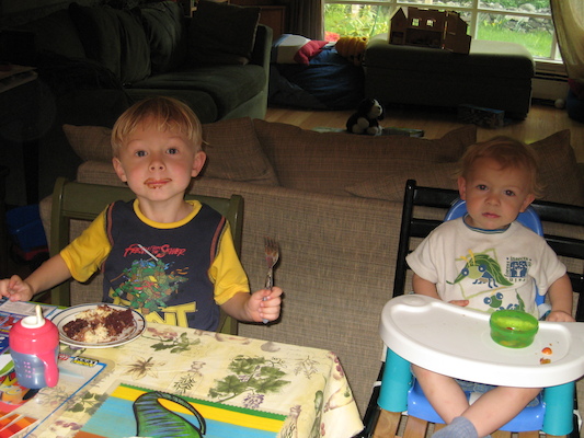Tim and Cole eating cake (05-24-2007 18:04)