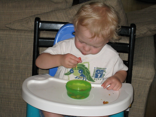 Cole eating (05-24-2007 18:05)