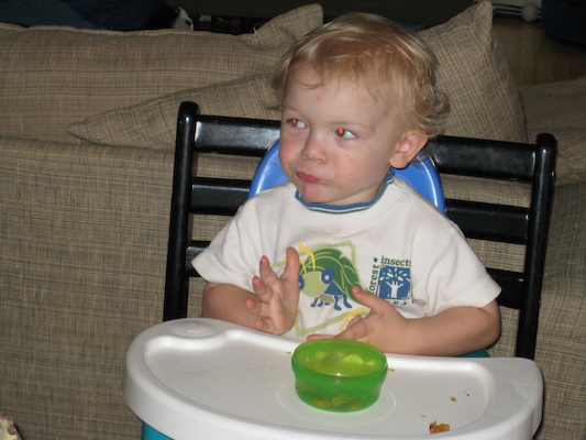 Cole eating (05-24-2007 18:05)