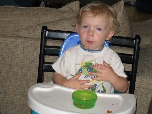 Cole eating (05-24-2007 18:05)