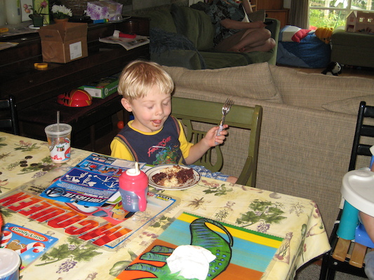 Tim eating cake (05-24-2007 18:05)
