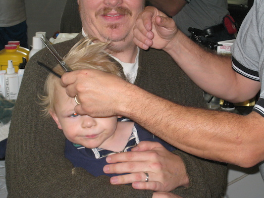 Cole on Daddy getting a haircut (05-31-2007 16:01)