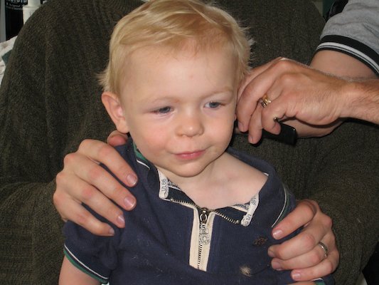 Cole on Daddy getting a haircut (05-31-2007 16:04)