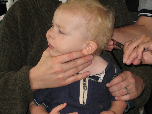 Cole on Daddy getting a haircut (05-31-2007 16:04)