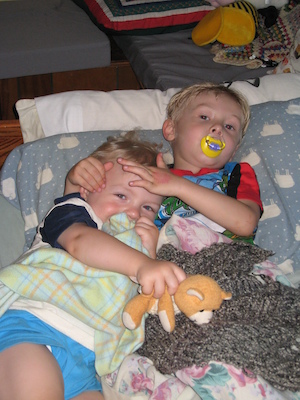 Tim and Cole cuddling in bed (06-01-2007 19:57)