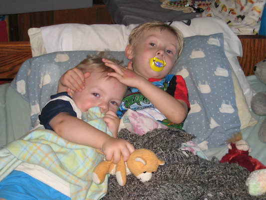 Tim and Cole cuddling in bed (06-01-2007 19:57)