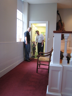 Tim giving Mike B. his present (06-03-2007 10:52)