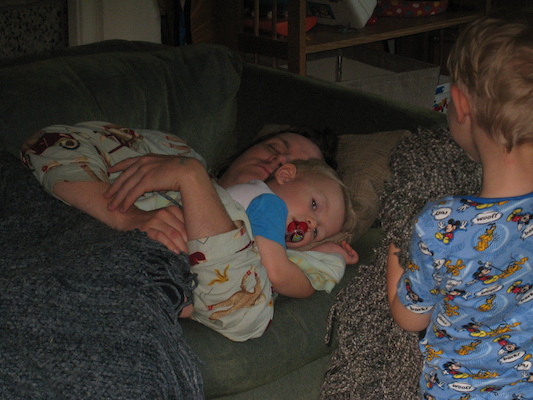 Cole and Daddy sleeping with Tim (06-10-2007 06:59)