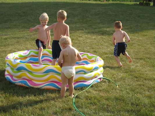 Tim, Noah, Cole and Tate playing with the pool (06-12-2007 18:23)