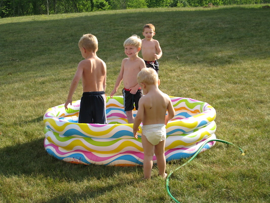 Tim, Noah, Cole and Tate playing with the pool (06-12-2007 18:24)