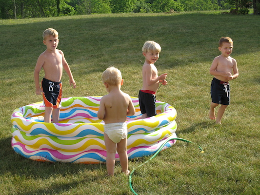 Tim, Noah, Cole and Tate playing with the pool (06-12-2007 18:24)