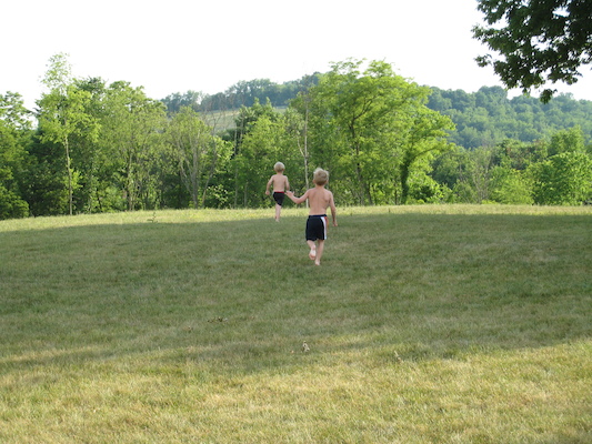 Tim and Noah running (06-12-2007 18:25)