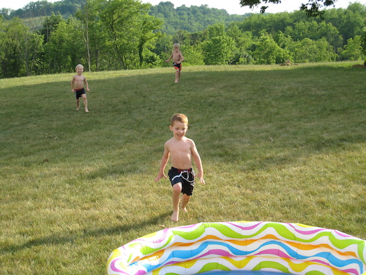 Tim, Noah, Cole and Tate playing with the pool (06-12-2007 18:29)
