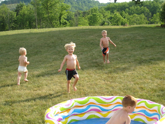 Tim, Noah, Cole and Tate playing with the pool (06-12-2007 18:29)