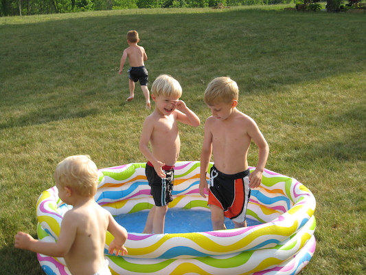 Tim, Noah, Cole and Tate playing with the pool (06-12-2007 18:29)