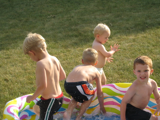 Tim, Noah, Cole and Tate playing with the pool (06-12-2007 18:29)