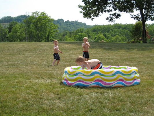 Tate, Tim and Noah playing with water guns (06-13-2007 16:04)