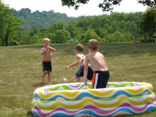 Tate, Tim and Noah playing with water guns (06-13-2007 16:05)