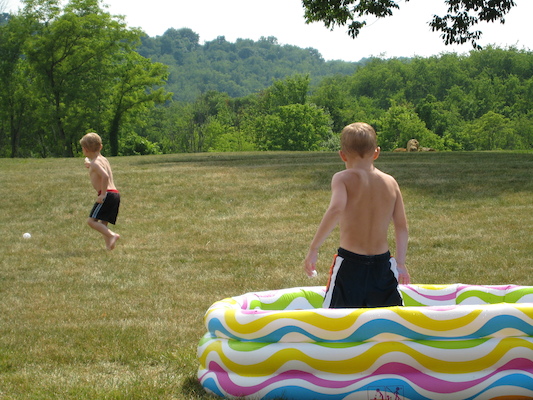 Tate, Tim and Noah playing with water guns (06-13-2007 16:05)