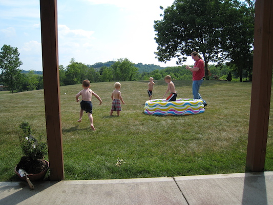 Tate, Cole, Tim and Ben playing with water pistols (06-13-2007 16:08)