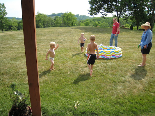 Cole, Tim, Noah, Ben and Bonnie playing with water (06-13-2007 16:19)
