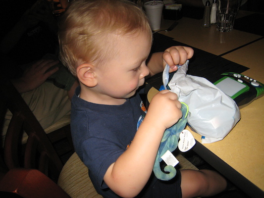 Cole looking at presents (06-13-2007 20:03)