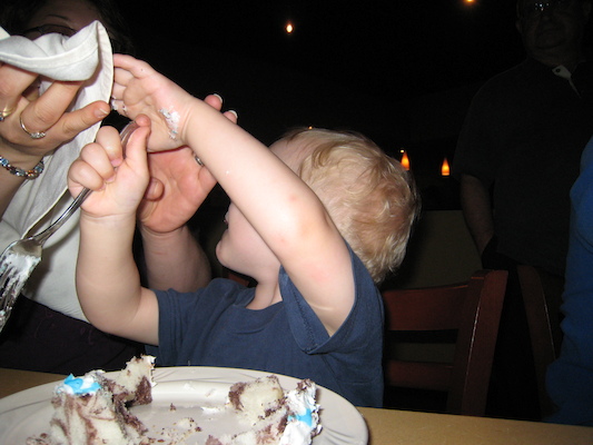 Cole eating cake (06-13-2007 20:10)