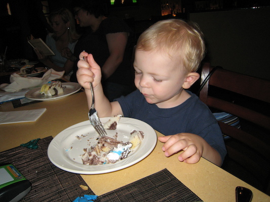 Cole eating cake (06-13-2007 20:11)