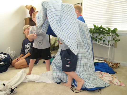 Amy, Tate, Tim and Noah wrestling (06-14-2007 07:52)