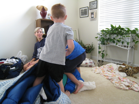 Amy, Tate, Tim and Noah wrestling (06-14-2007 07:52)