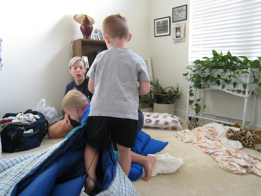 Amy, Tate, Tim and Noah wrestling (06-14-2007 07:52)