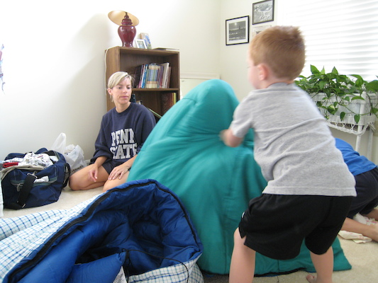 Amy, Tate, Tim and Noah wrestling (06-14-2007 07:52)