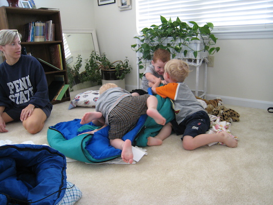 Tate, Tim, Cole and Noah wrestling (06-14-2007 07:53)